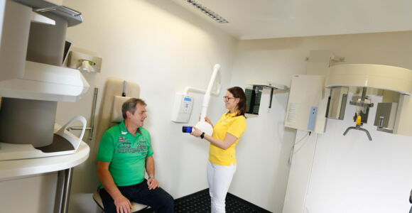 Patient beim Digitalen Röntgen - Zahnarztpraxis Huth in Leipzig